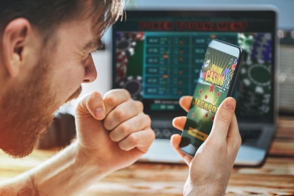 Layar mobile wigobet dengan panel emas